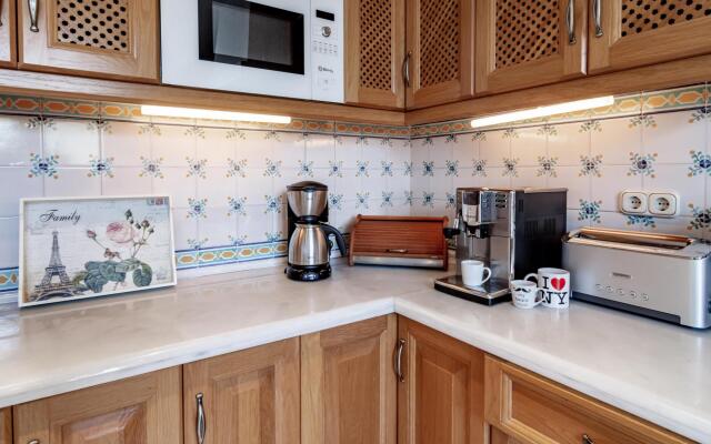 LAP- 3 bed apartment on the beach. Families only