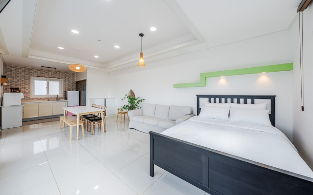 Geoje Gonggan Pool Villa
