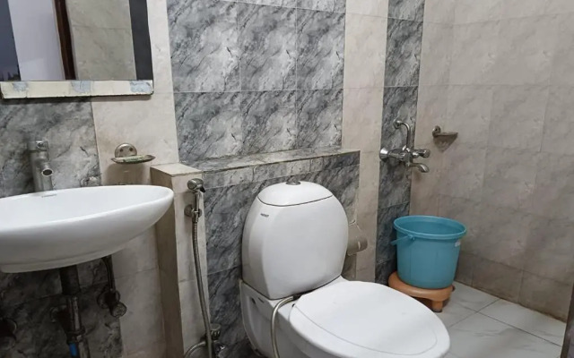 OYO 16721 Divine Hotel