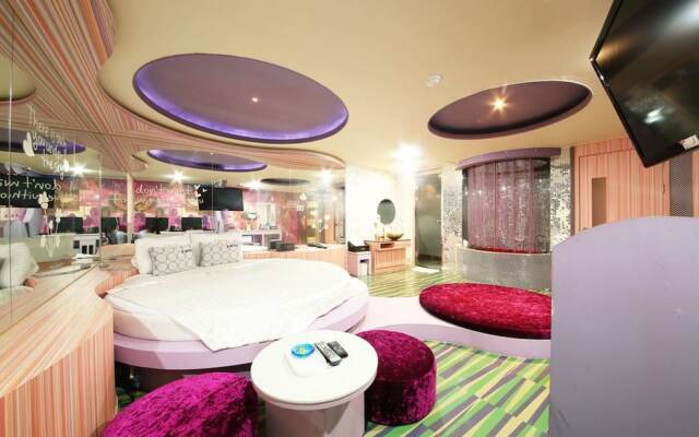 Icarus Motel