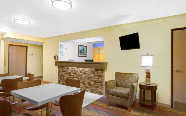 Super 8 by Wyndham Lewisburg