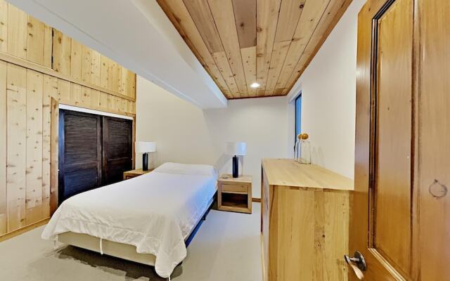 1849 Condos - Spacious 3 Bedrooms with Outdoor Pool & 3 Hot Tubs