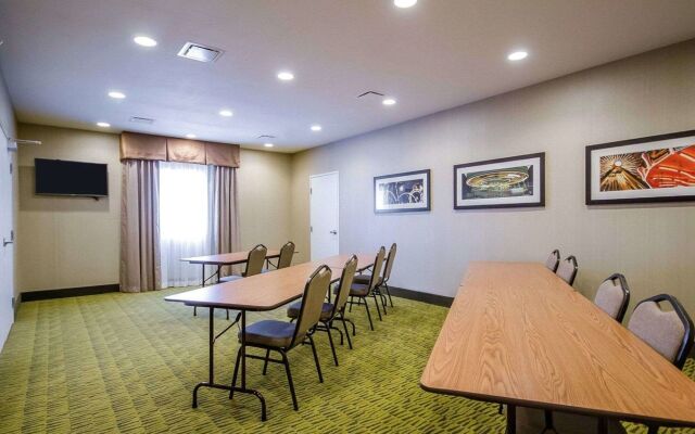 Red Roof Inn & Suites Ferdinand