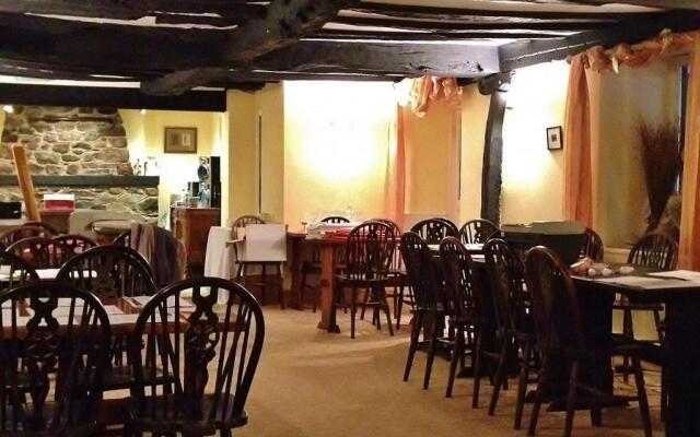 Pen-Y-Bont Hotel