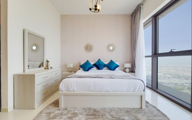 GreenFuture - Incredible Cityscape View From This Sleek Studio