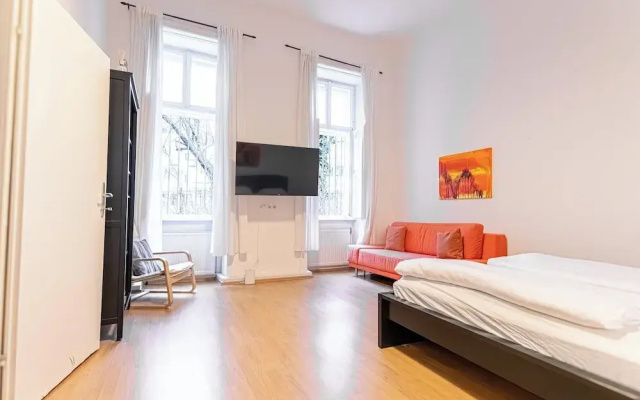 Cozy 2BR Apt With Great Connectivity