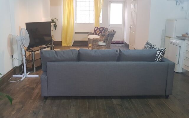 Studio Flat in Stoke Newington High Street