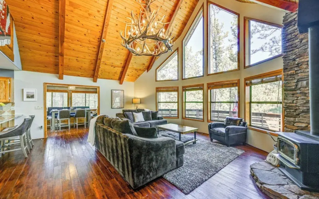 Furnished Deck + Forest Views: Pine Retreat!