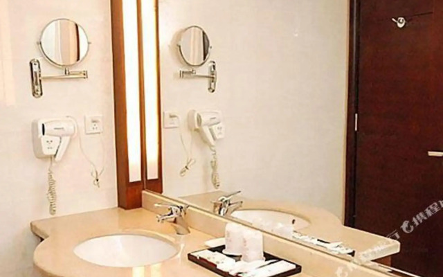 Plato Holiday Hotel