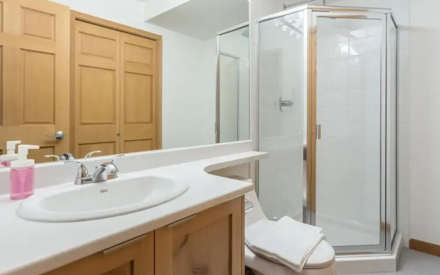 Bright and Clean, Walk Everywhere, Shared Pool and Hot Tub
