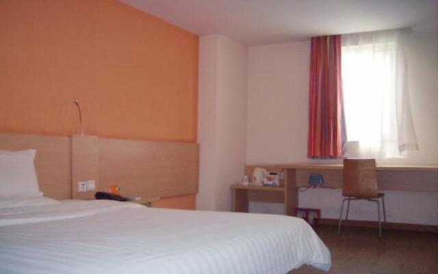 7 Days Inn Chongqing Kaixian Kaizhou Avenue Center Branch