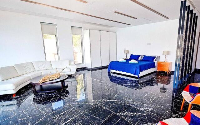 Coral Bay Beach Villa