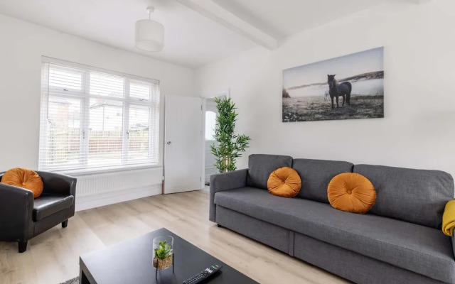 Free Parking - 4 Bedroom House