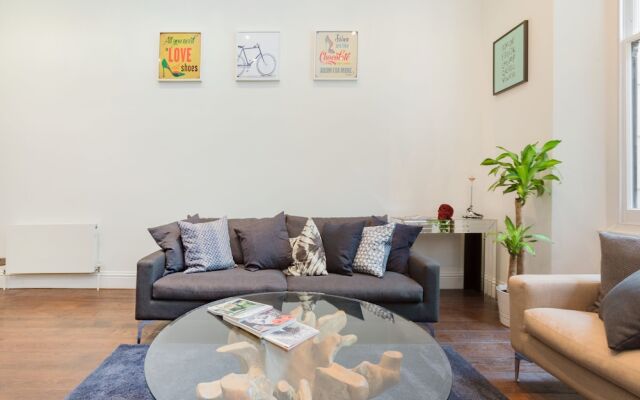 2 Bdr Queens Gardens by the Residences