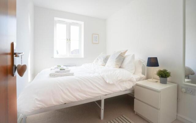 Rowsby Court - Stylish Apartment with Private Parking