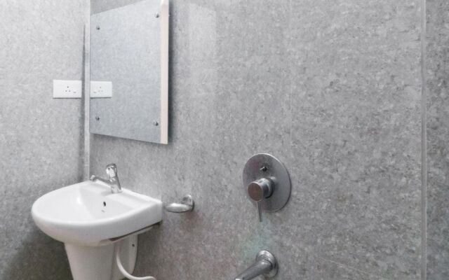 Spot On 46890 Smile Holiday Inn