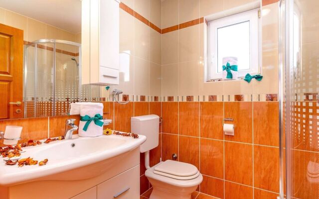 Modern Ground Floor Apartment With Private Terrace and Jacuzzi