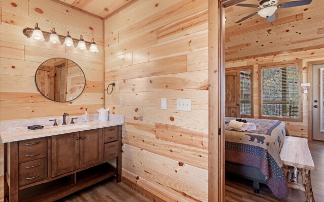 Smokey Treats 5 Bedroom Cabin by RedAwning