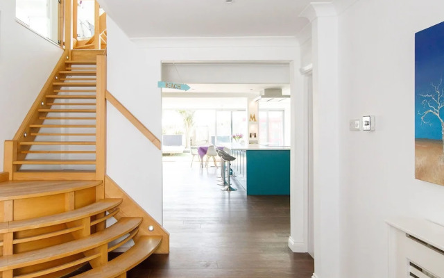 Vibrant Seafront Home With Seasonal Pool