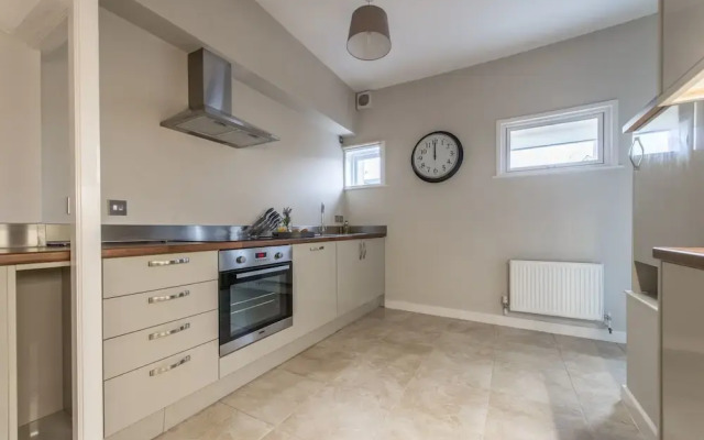 Central Apartment Facing Windsor Castle