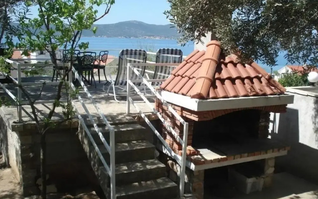 Anna - Free Parking - A2