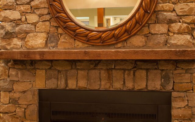 Cloverleaf Suites Kansas City - Overland Park
