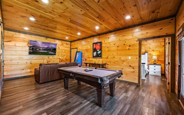 Mountain Skyy 3 Bedroom Cabin by RedAwning