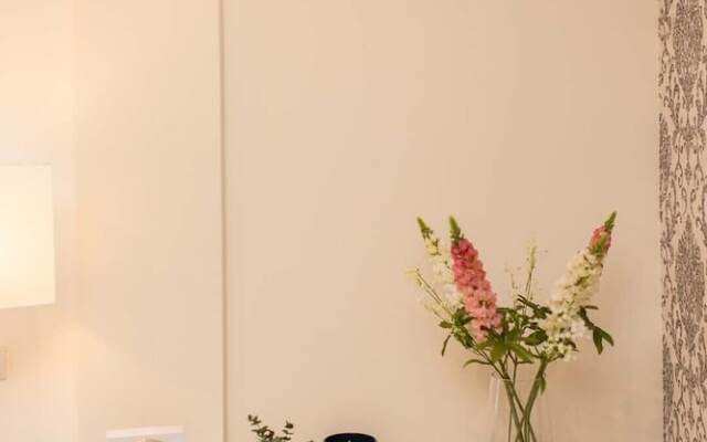 City Center Chic Apartment, Balcony