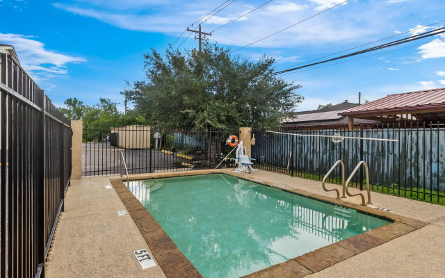 Days Inn by Wyndham Houston East