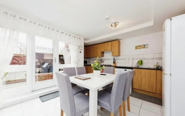 Beautiful Family Town Home With Private Parking