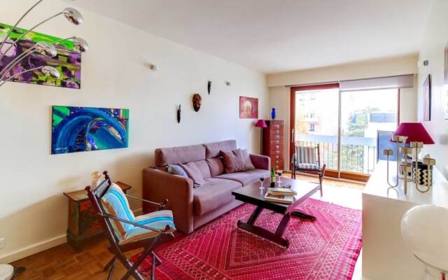 Spacious Apartment Near Exhibition Park