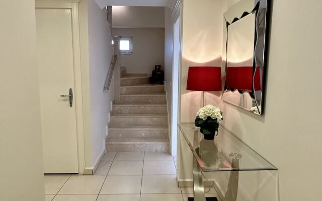 Wonderful 3 bed Duplex in Sought After Prime Community
