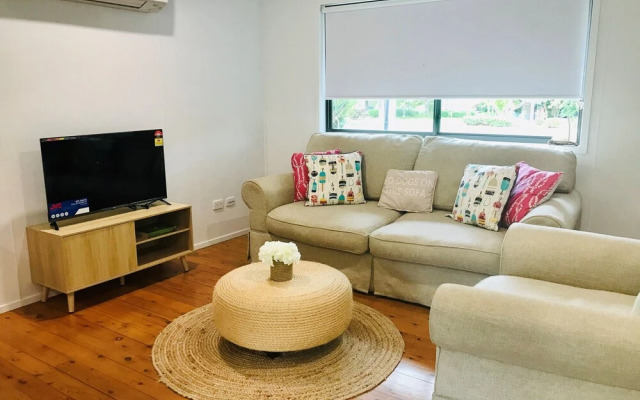 Coastal Cottage - Cannonvale