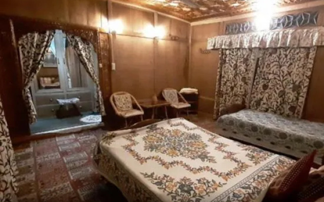 Houseboat Appolo Eight