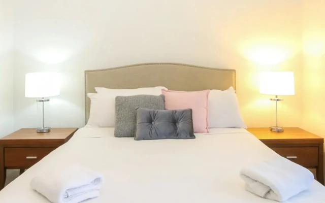 Luxury 1 Bedroom Top Floor Apartment With Balcony