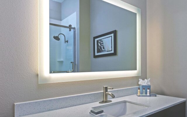 Comfort Inn & Suites Irving Las Colinas DFW