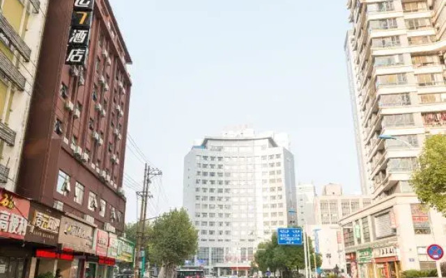 LUCK 7 Hotel (Yichang Wanda Plaza Visitor Center)