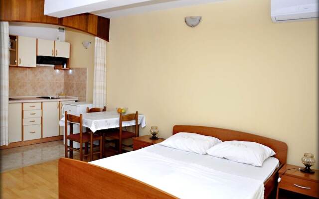 Immaculate 4-bed House in Lumbarda