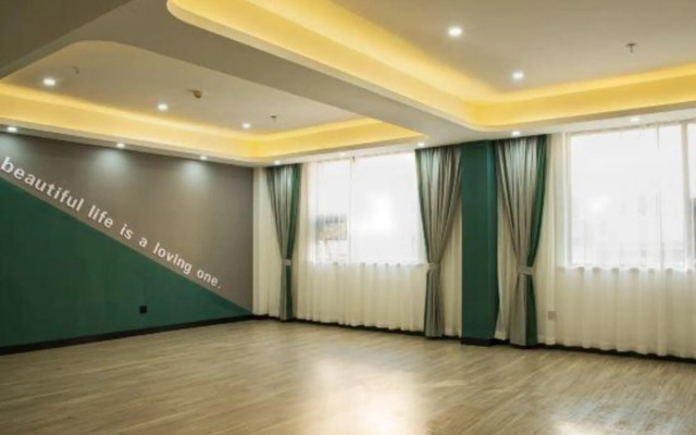 Upandin Hotel (Huaihua South of High-speed Railway Station)