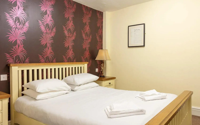 The New Inn by Roomsbooked