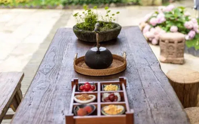 Longxinfang Courtyard Holiday Hotel