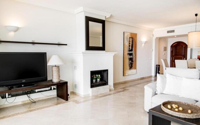 Front-line garden apartment in Palm Beach, Marbella