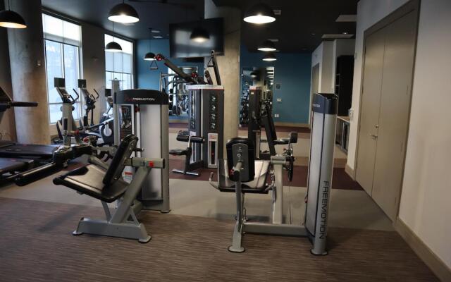 RockNRoll Penthouse Suite l Awesome Apt downtown.