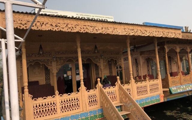 Houseboat Lake Thao