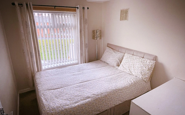 Entire 3-bedroom Home in Oldham - Guest House