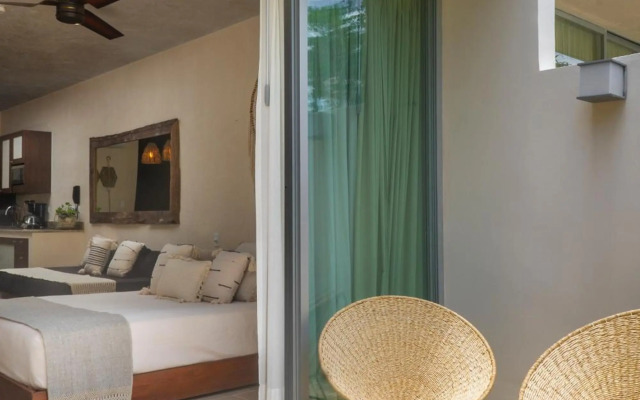 Studio wterrace, hammock, and pool access