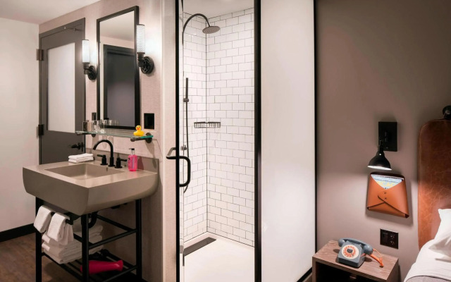 Moxy Chicago Downtown