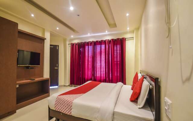 OYO 7905 Holiday Inn