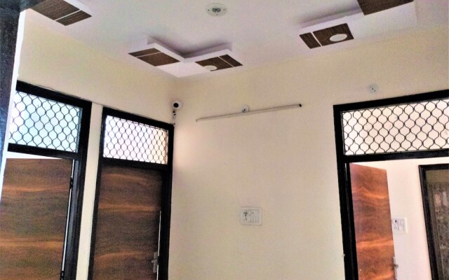 Comfort Inn Hotel.Near MayurVihar Metro1