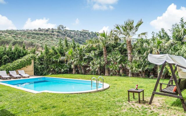 Beautiful Home in Finikia With Wifi and 3 Bedrooms